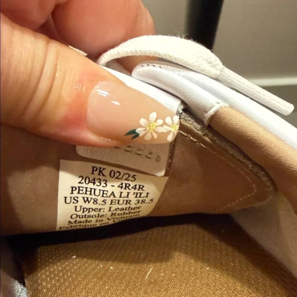 OluKai Pehuea Lī ‘Ili Women's White Leather Sneakers 8.5‎ like new